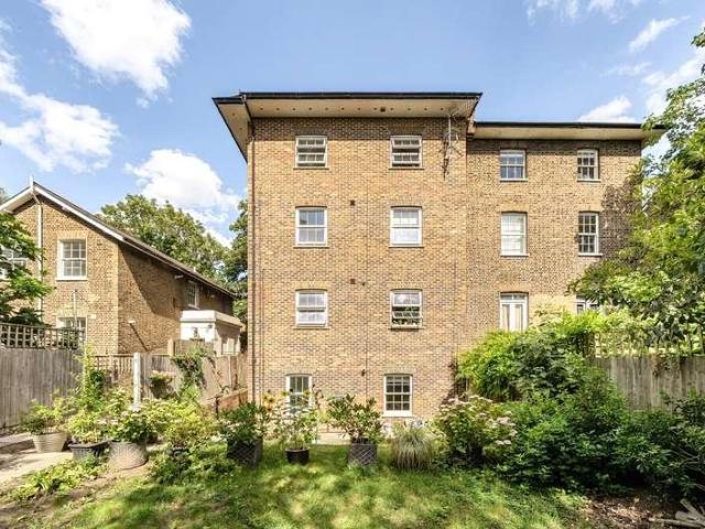 Flat for sale in Nunhead, Greater London