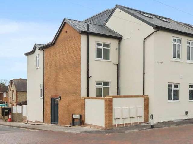 Flat for sale in Broxbourne, Hertfordshire