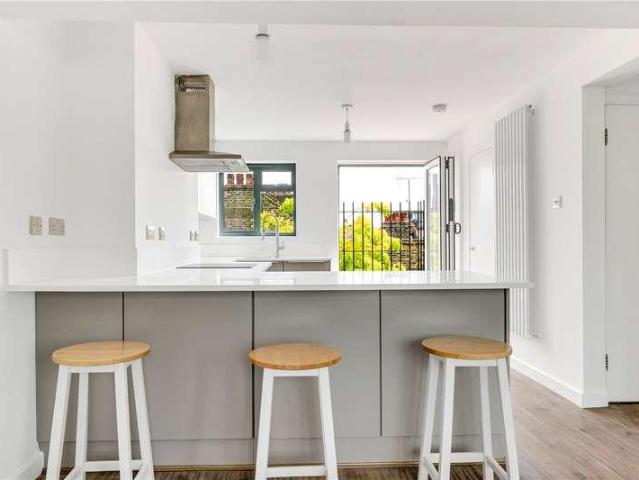 Flat for sale in Clapham, Greater London