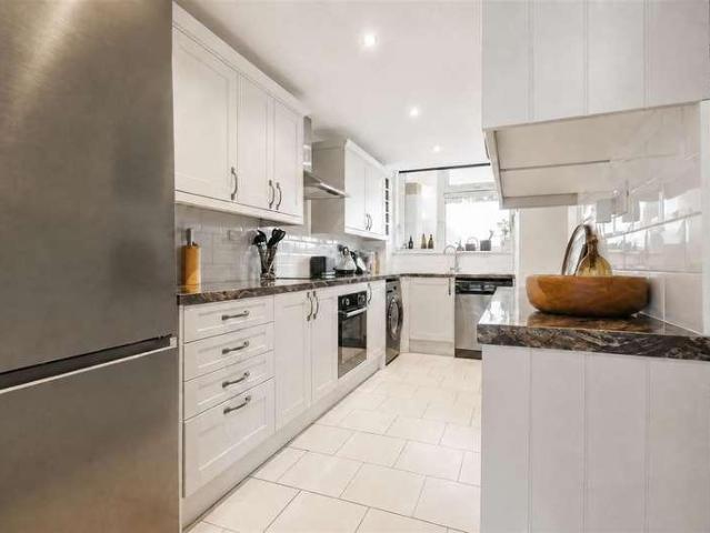 Flat for sale in Penge, Greater London