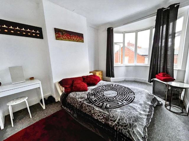 Flat for sale in Bensham, Tyne And Wear