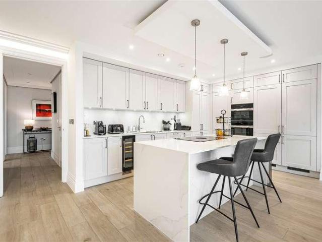 Flat for sale in Radlett, Hertfordshire