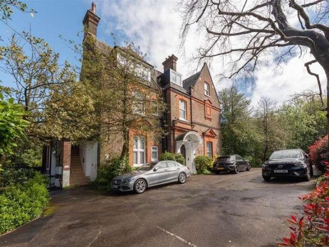Flat for sale in Childs Hill, Greater London