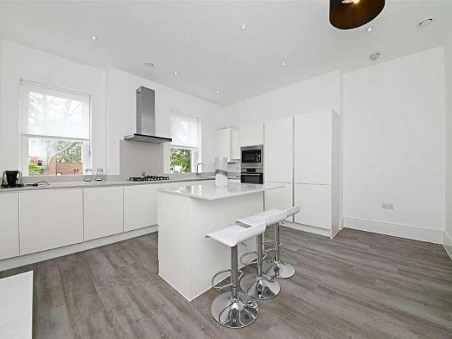 Flat for sale in West Finchley, Greater London