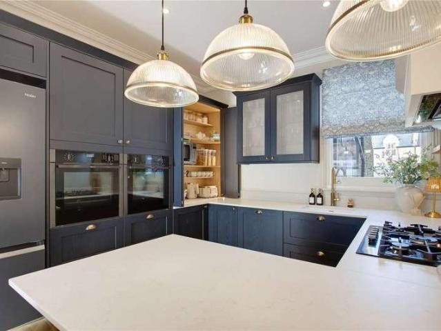 Flat for sale in London Borough of Wandsworth, Greater London