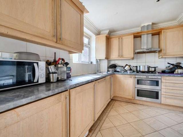 Flat for sale in Hatch End, Greater London