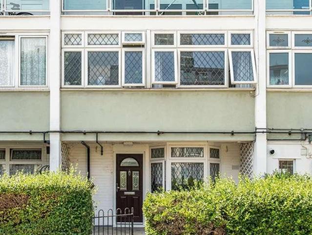 Flat for sale in Poplar Grove, Greater London