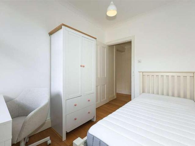 Flat for sale in London Borough of Ealing, Greater London
