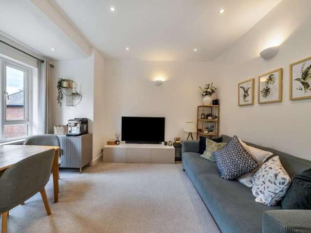 Flat for sale in London Borough of Ealing, Park Royal