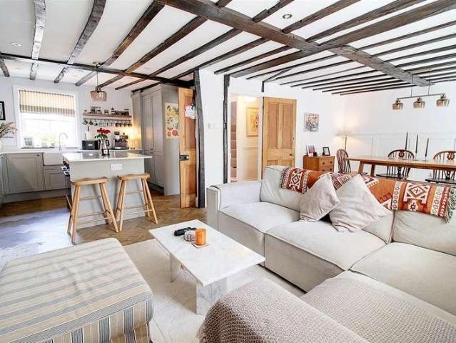 Flat for sale in Ashlyns Estate, Pouchen End