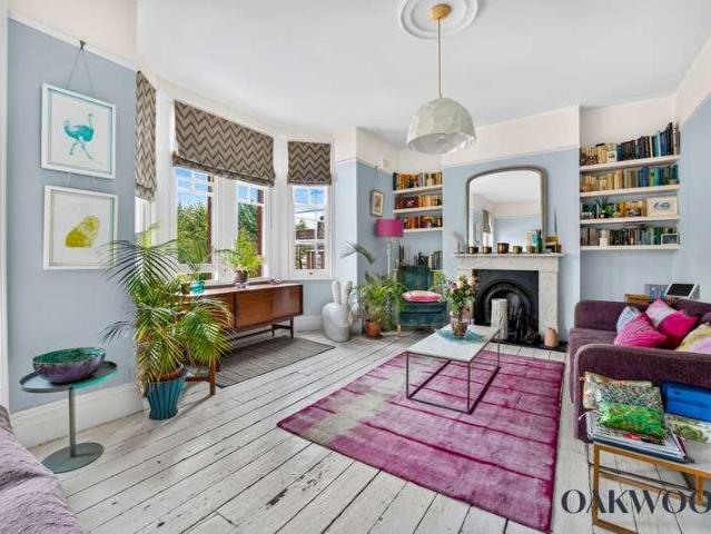 Flat for sale in Stamford Hill, Greater London
