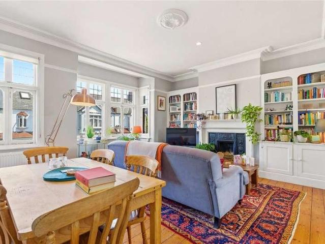 Flat for sale in Clapham Junction, Greater London
