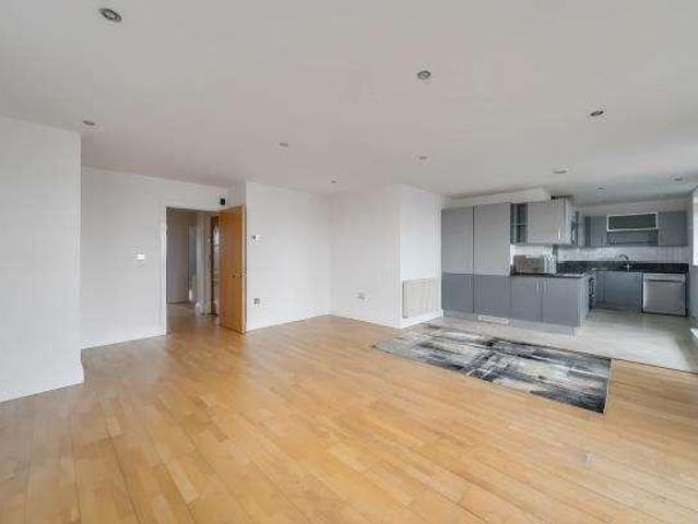 Flat for sale in Norbiton, Greater London