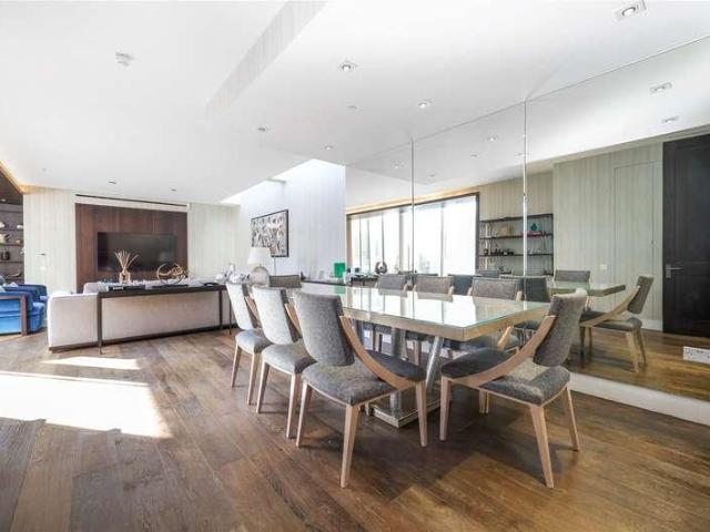 Flat for sale in Victoria, Greater London