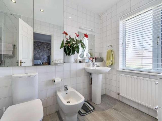 Flat for sale in Woodside Park, Greater London