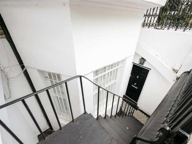 Flat for sale in Earl's Court, Greater London