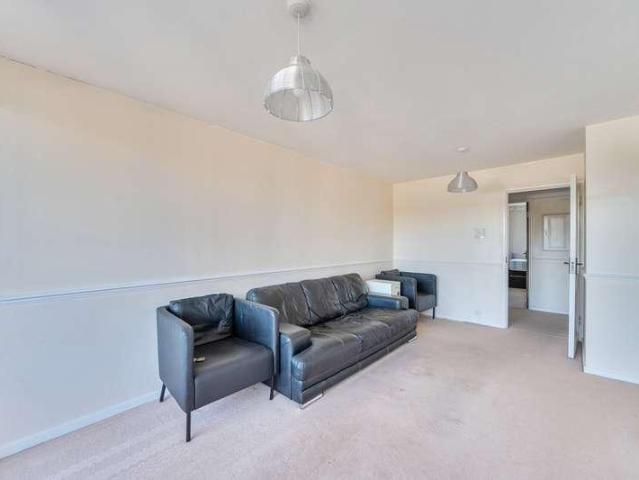 Flat for sale in London Borough of Hounslow, Greater London