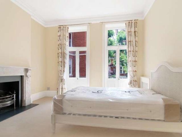 Flat for sale in West Kensington, Greater London