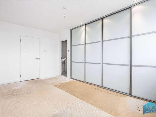Flat for sale in Finchley, Greater London