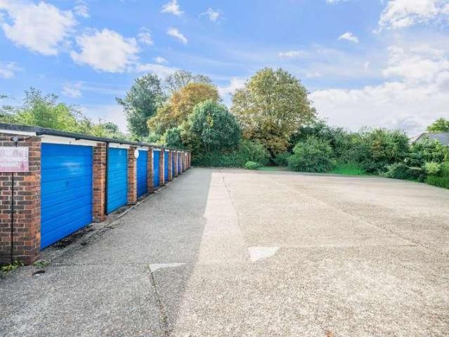 Flat for sale in Epsom, Surrey
