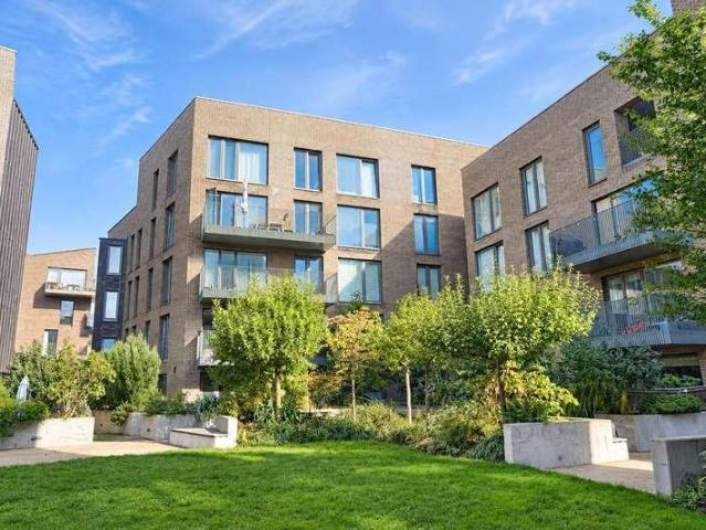 Flat for sale in London Borough of Hounslow, Greater London