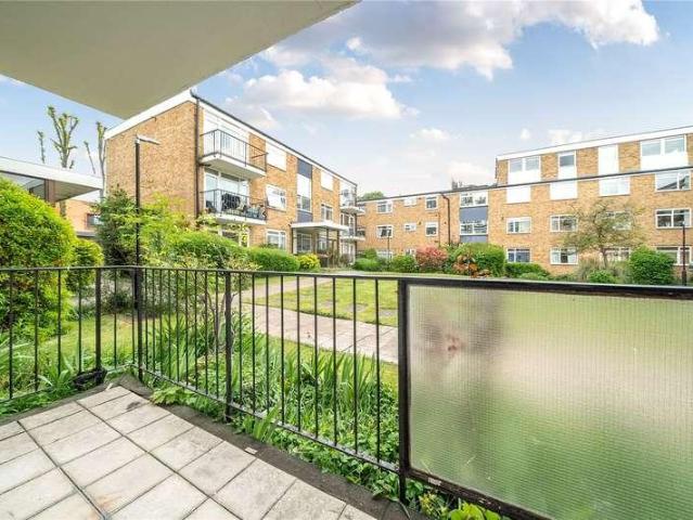 Flat for sale in Clapham, Greater London