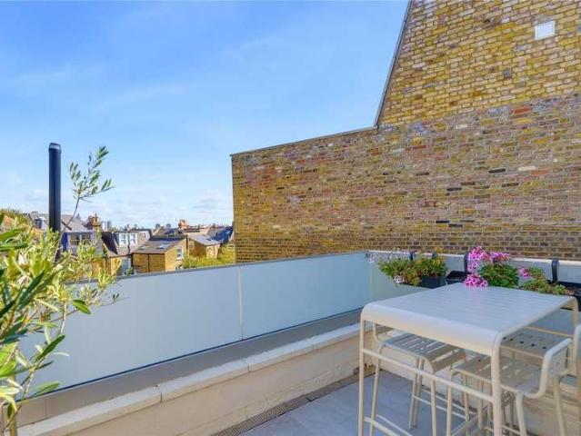Flat for sale in London Borough of Wandsworth, Greater London