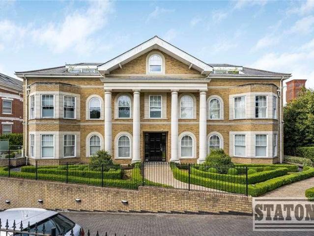 Flat for sale in Cockfosters, Greater London