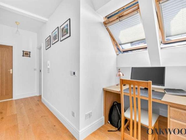 Flat for sale in Stamford Hill, Greater London