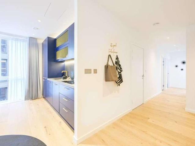 Flat for sale in E14, London