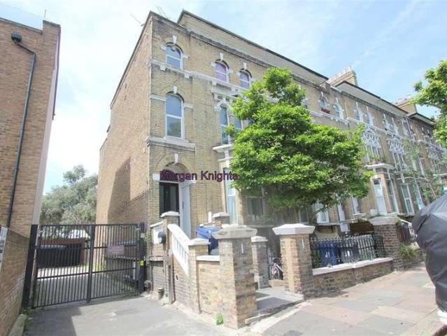 Flat for sale in London Borough of Ealing, Greater London