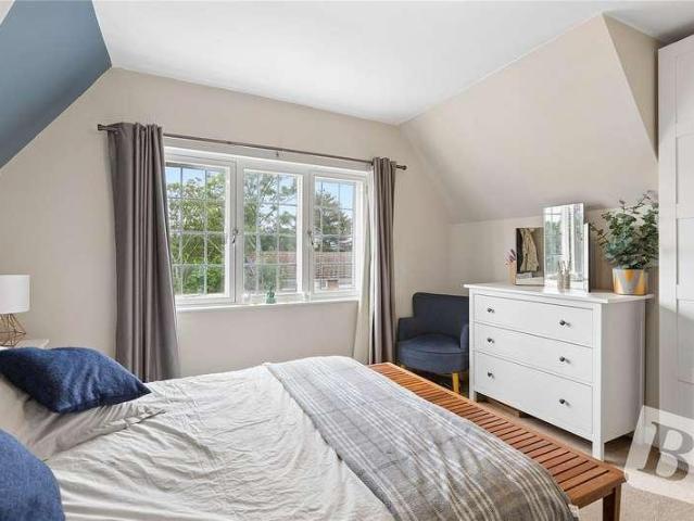 Flat for sale in Gidea Park, Greater London