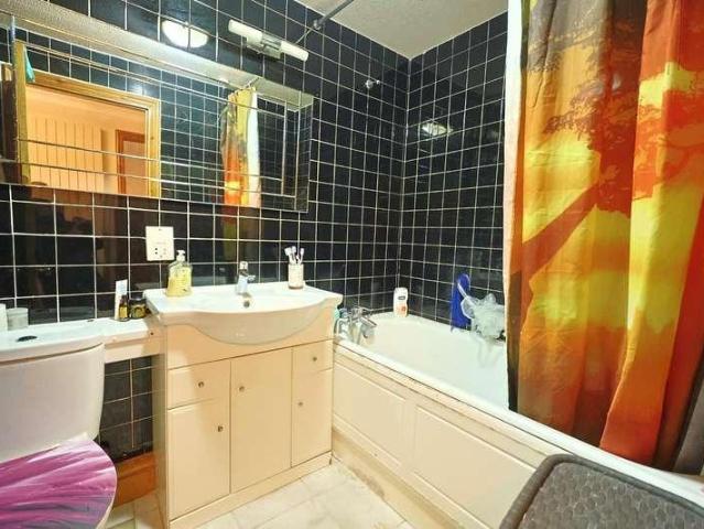Flat for sale in Edgware, Canons Park