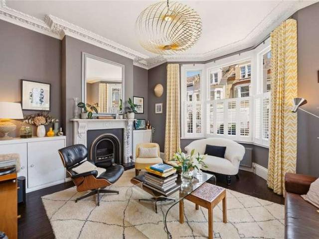 Flat for sale in Clapham Junction, Greater London