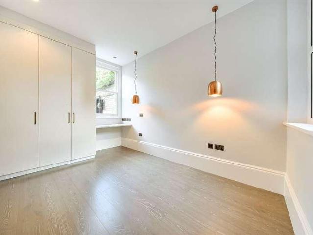 Flat for sale in London Borough of Ealing, Greater London