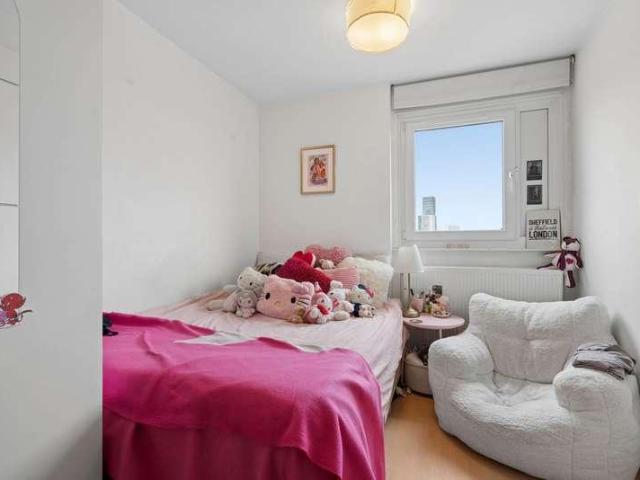 Flat for sale in Stockwell Park, Greater London