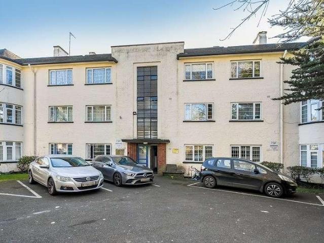Flat for sale in Edgware, London Borough of Harrow