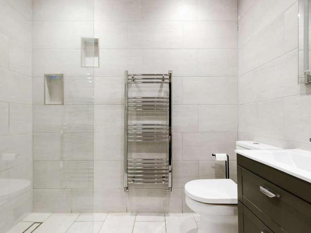 Flat for sale in Wimbledon Park, Greater London