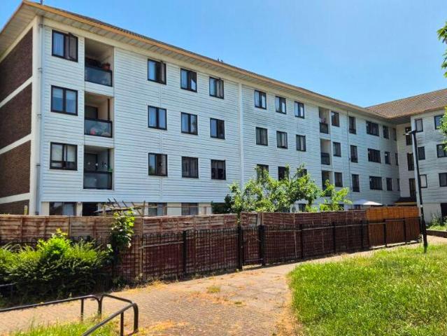 Flat for sale in London Borough of Hounslow, Greater London