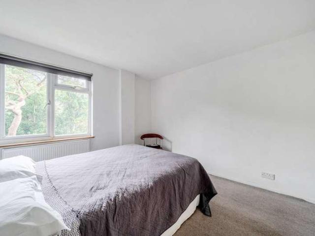 Flat for sale in Hampton Wick, Greater London