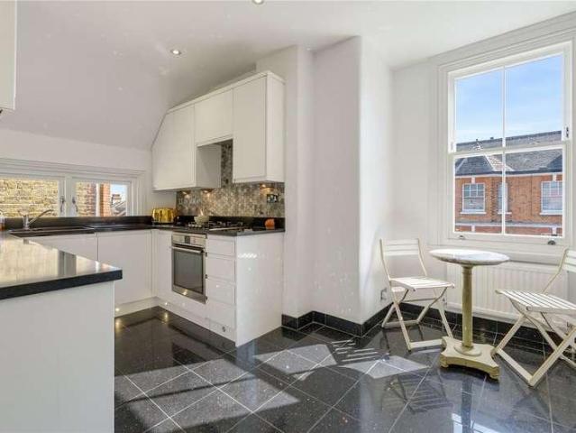 Flat for sale in Balham, Greater London
