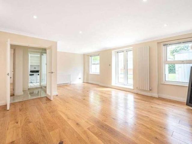 Flat for sale in Belsize Park, Greater London