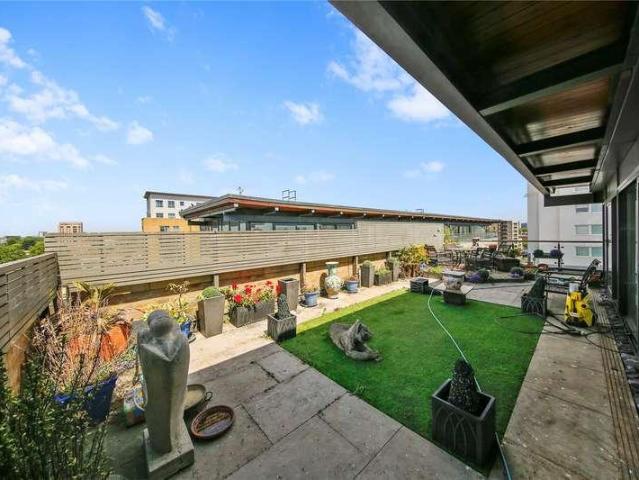 Flat for sale in Ratcliffe, Limehouse