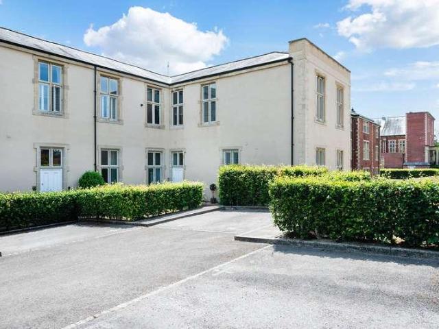 Flat for sale in Red Hill, Surrey