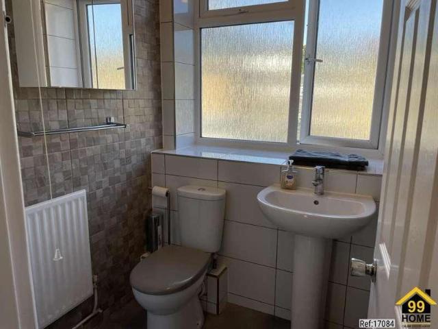 Flat for sale in London Borough of Ealing, Greater London