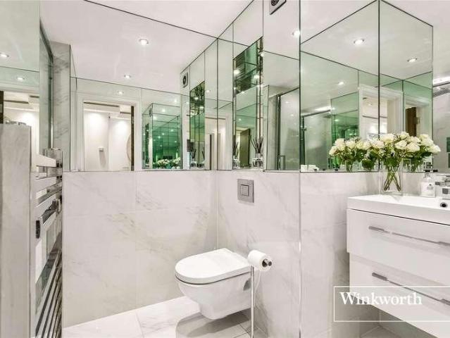 Flat for sale in New Barnet, Greater London