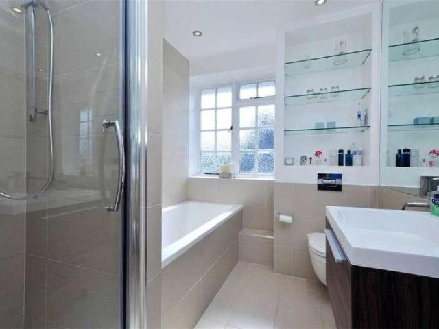Flat for sale in Golders Green, Greater London