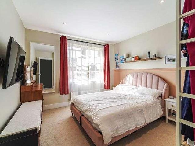 Flat for sale in Berrylands, Greater London