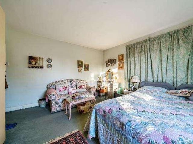 Flat for sale in Temple Fortune, Greater London