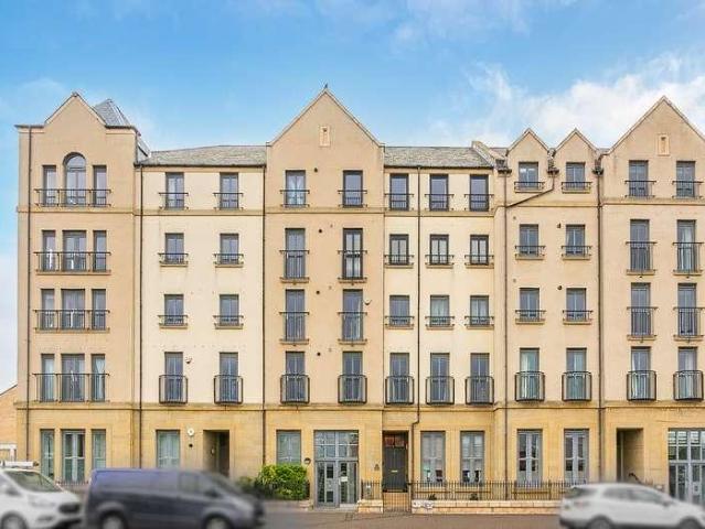 Flat for sale in Newhaven, Leith